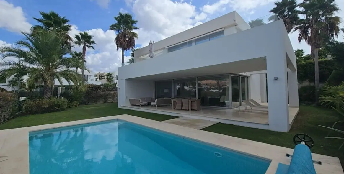 Продажа  отдельно стоящей виллы в Marbella East (район Río Real) 4