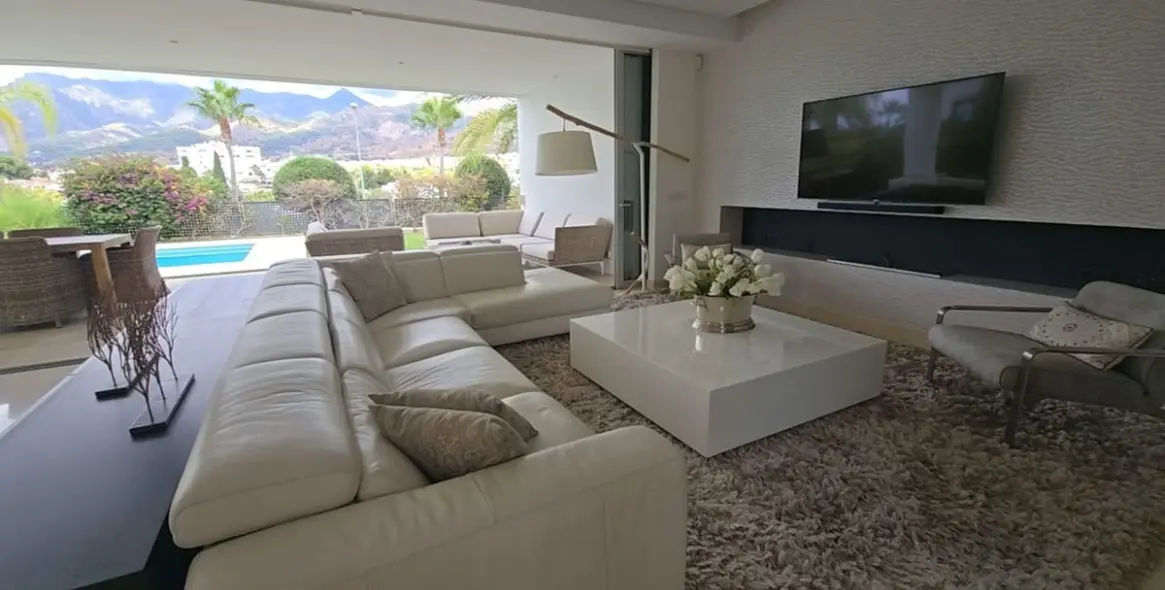 Продажа  отдельно стоящей виллы в Río Real 14