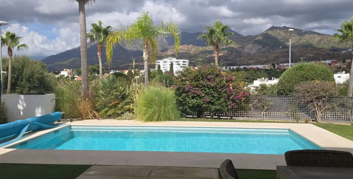 Продажа  отдельно стоящей виллы в Río Real 15