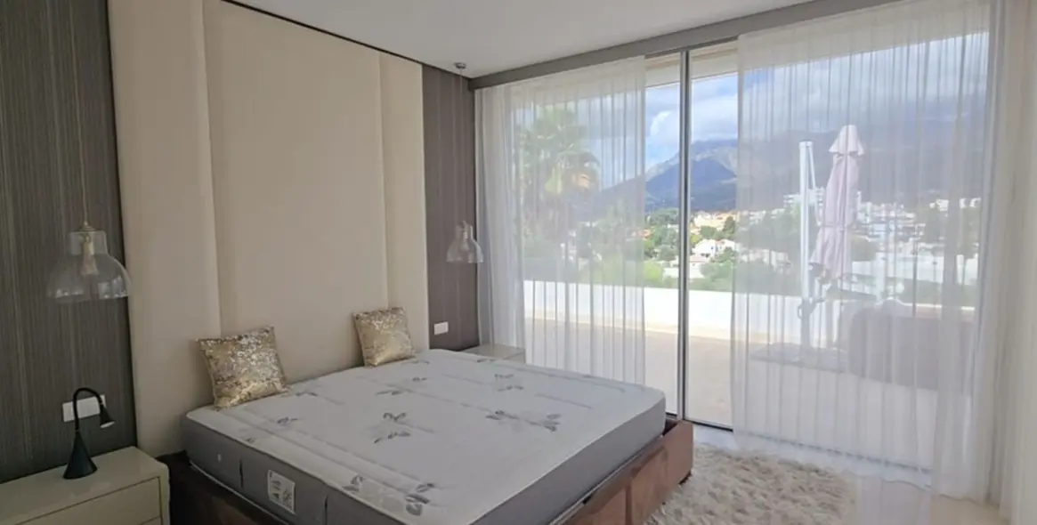 Продажа  отдельно стоящей виллы в Río Real 19