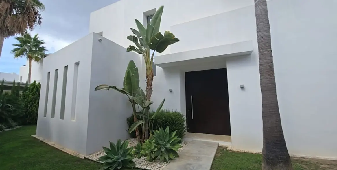 Sale of detached villa in Río Real 23