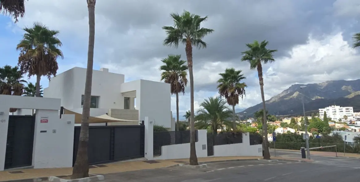 Sale of detached villa in Río Real 24