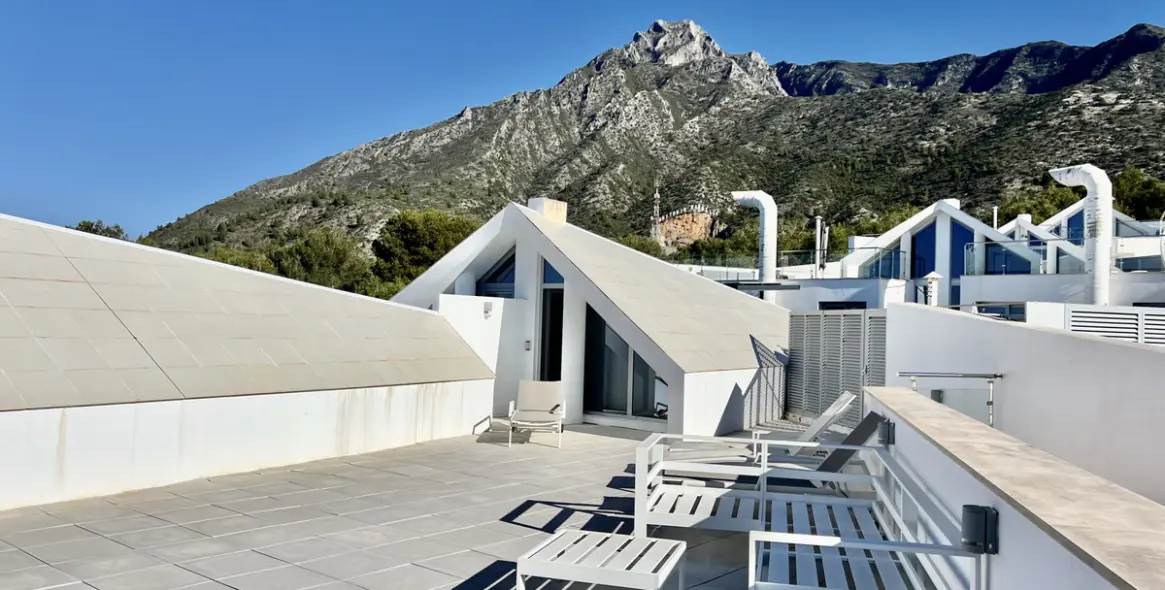 Long-term rent of semi-detached house in The Golden Mile 13