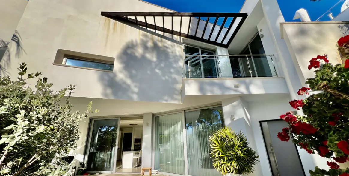 Long-term rent of semi-detached house in The Golden Mile 2