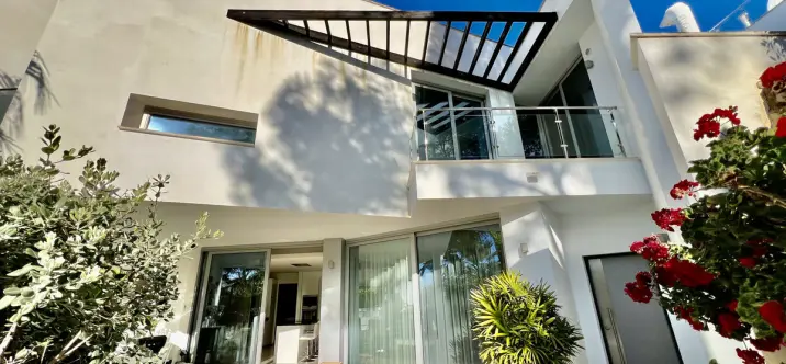 Long-term rent of semi-detached house in The Golden Mile 1