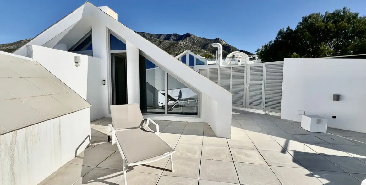 Long-term rent of semi-detached house in The Golden Mile 12