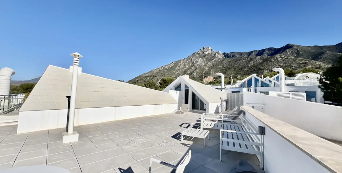 Long-term rent of semi-detached house in The Golden Mile 14