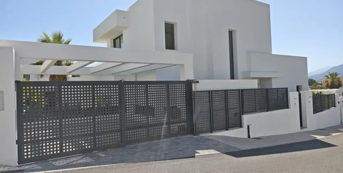 Sale of detached villa in Marbella East (district Río Real) 1