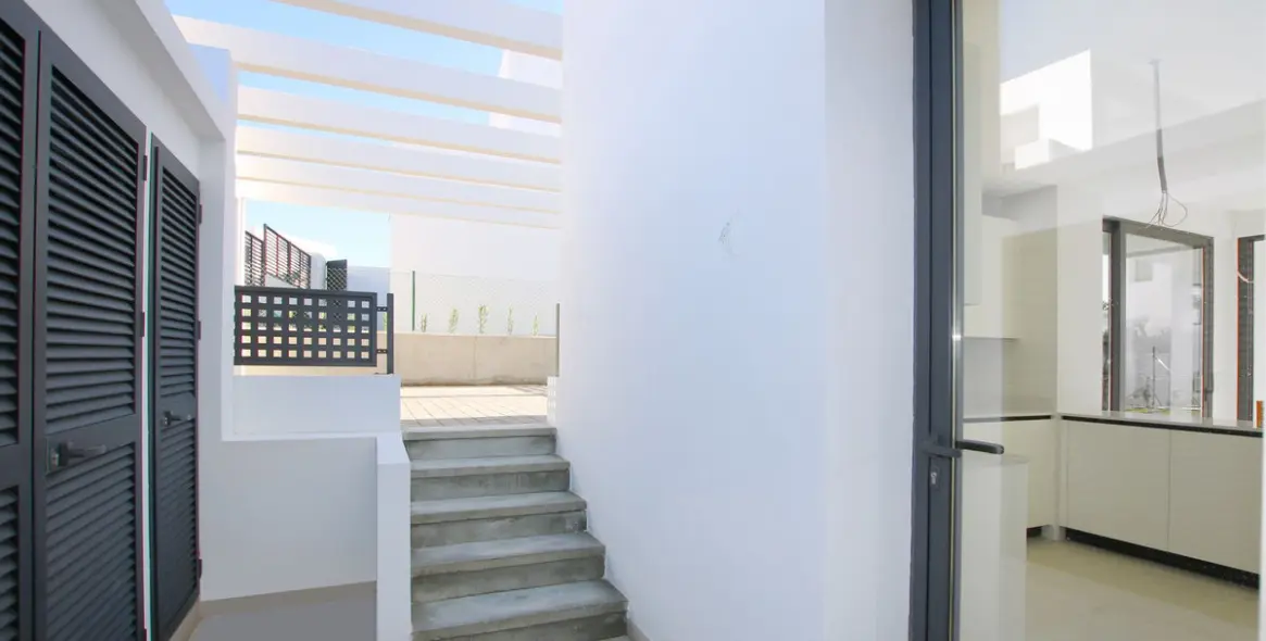 Продажа  отдельно стоящей виллы в Río Real 14