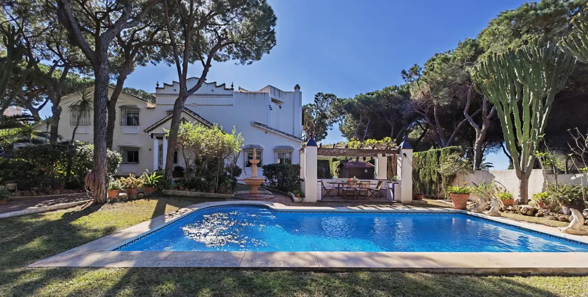 Продажа  отдельно стоящей виллы в Marbesa 1