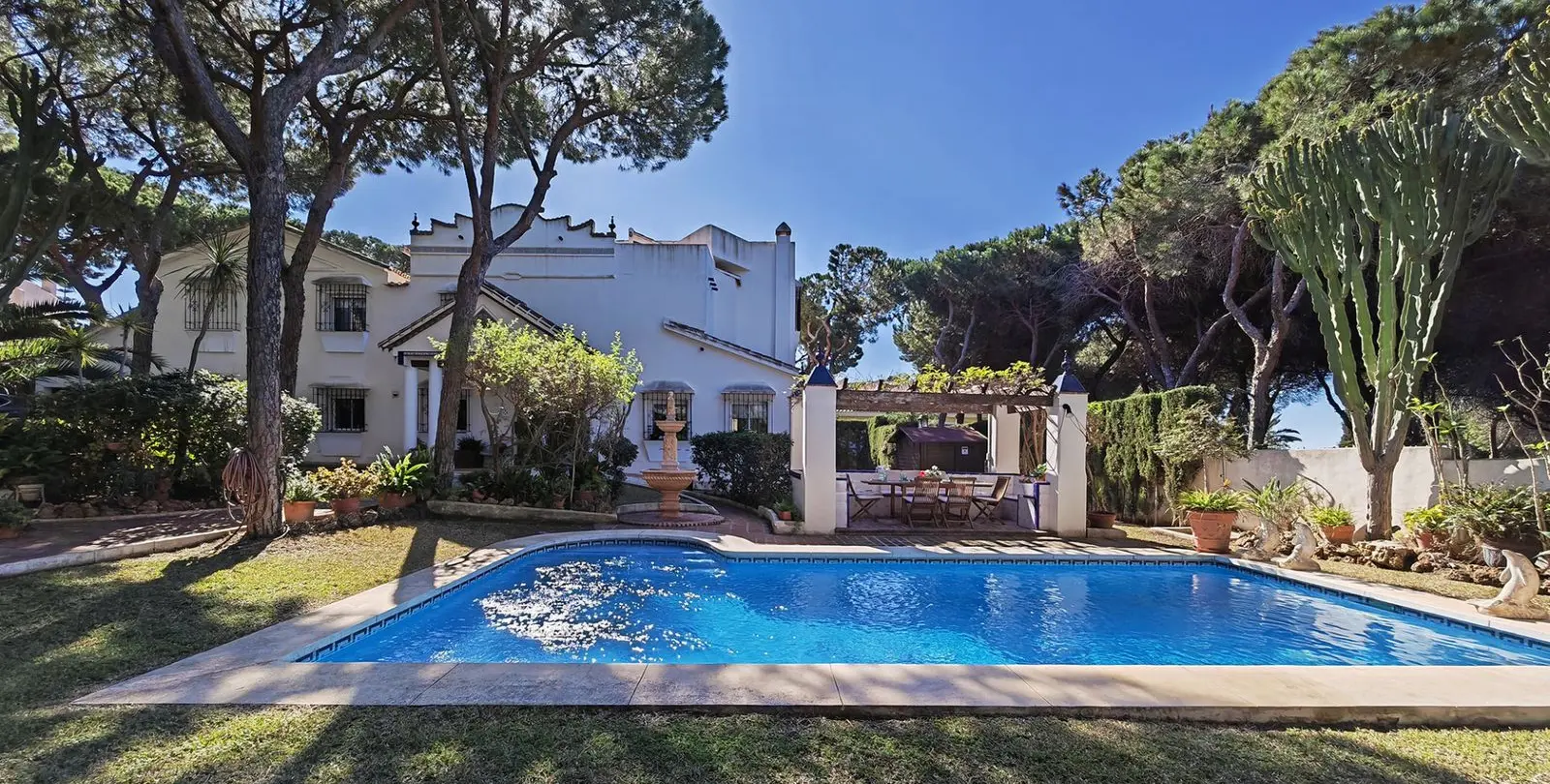 Sale of detached villa in Marbesa 1