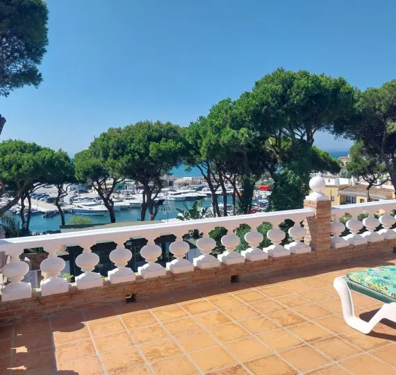 Продажа дома на две семьи в Puerto de Cabopino