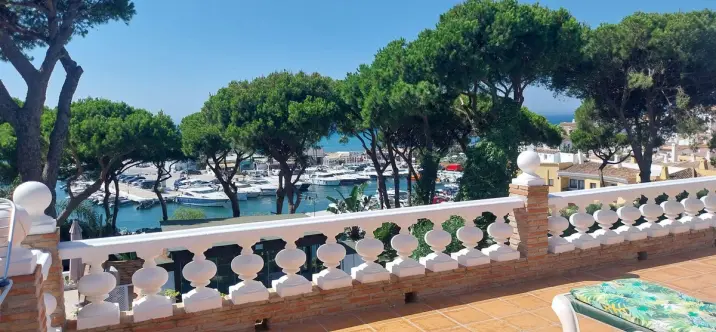 Продажа дома на две семьи в Puerto de Cabopino 0