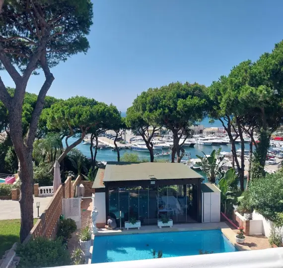 Продажа дома на две семьи в Puerto de Cabopino