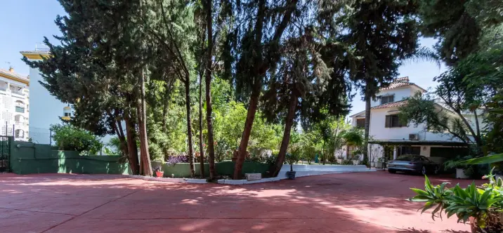 Продажа  отдельно стоящей виллы в Marbella 0