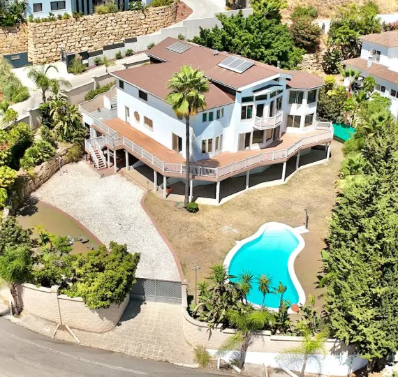 Detached villa R5156368