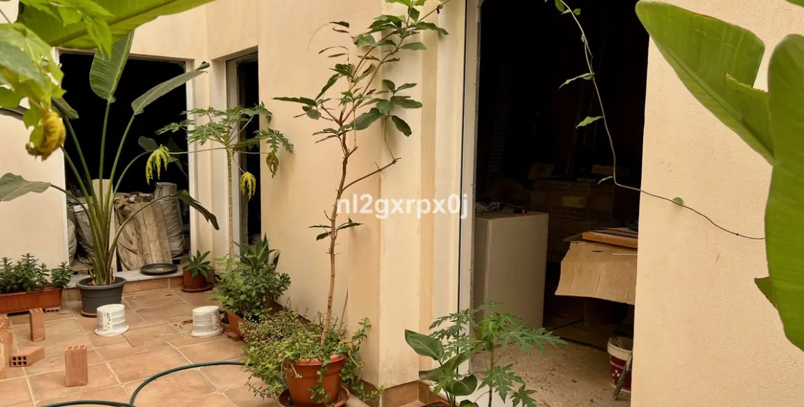 Sale of apartment complex in Las Lagunas 5