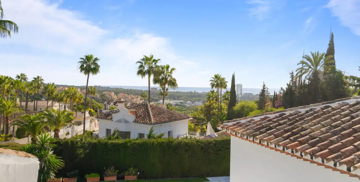 Продажа  отдельно стоящей виллы в Elviria 1