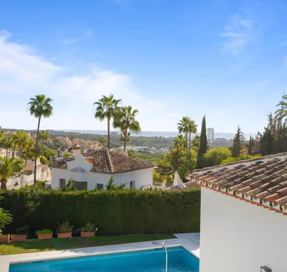 Продажа  отдельно стоящей виллы в Elviria