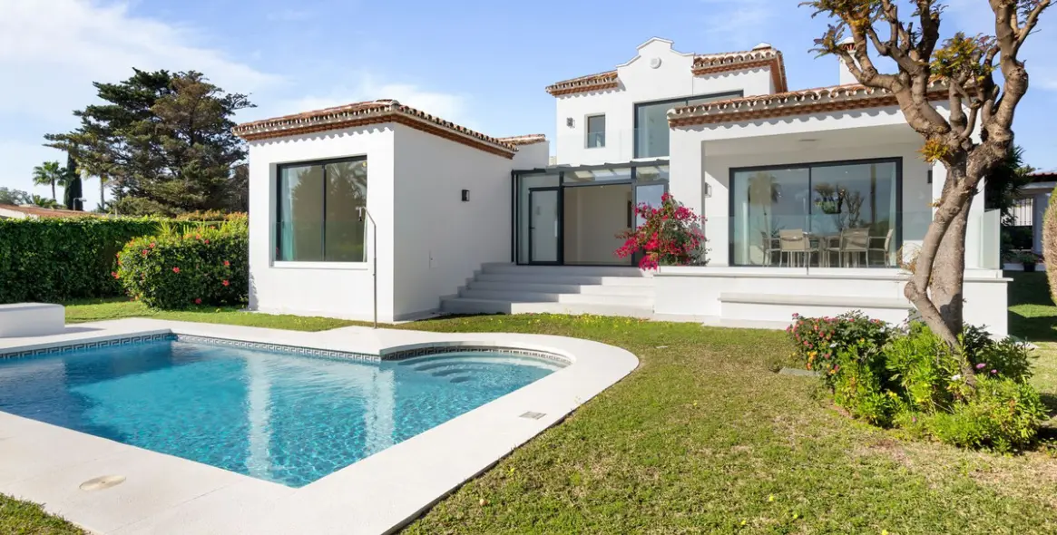 Продажа  отдельно стоящей виллы в Elviria 2