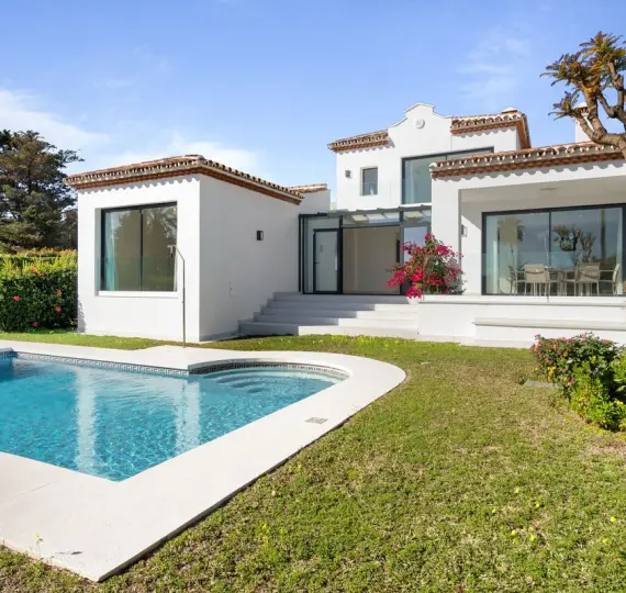 Продажа  отдельно стоящей виллы в Elviria