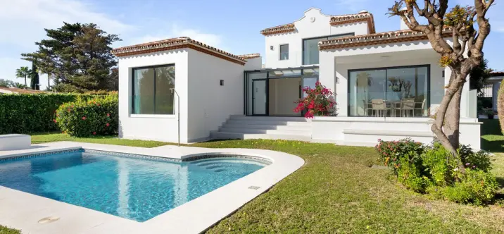 Продажа  отдельно стоящей виллы в Elviria 1