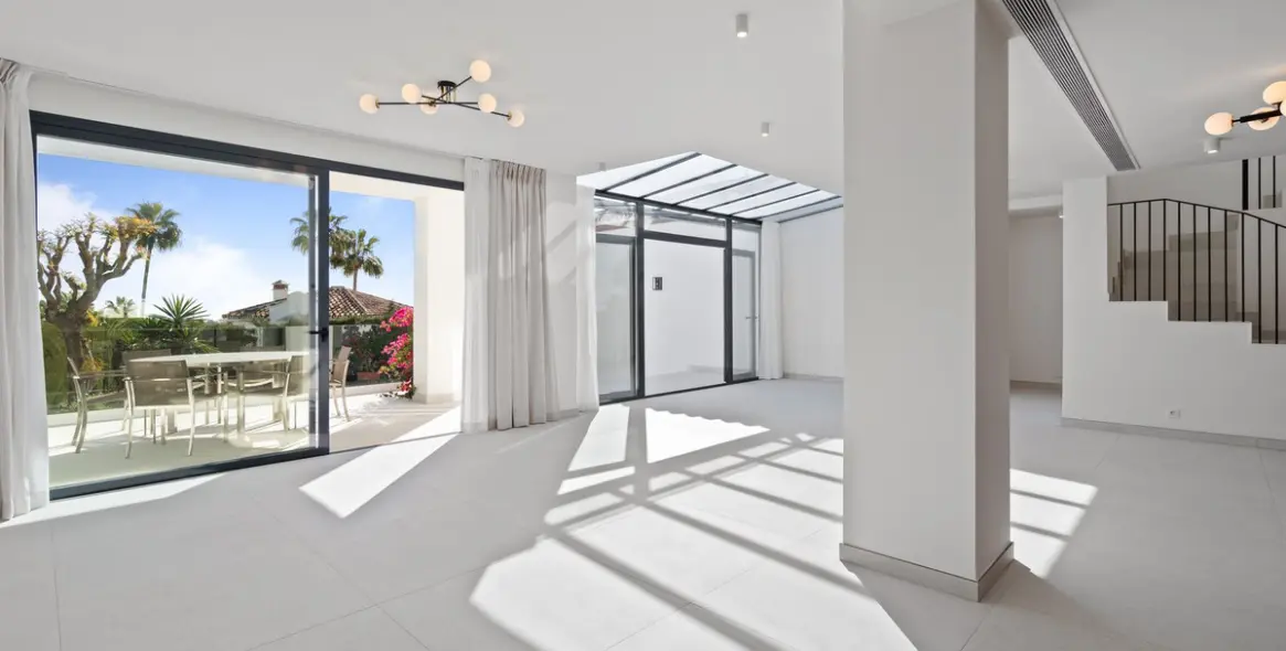 Продажа  отдельно стоящей виллы в Elviria 5