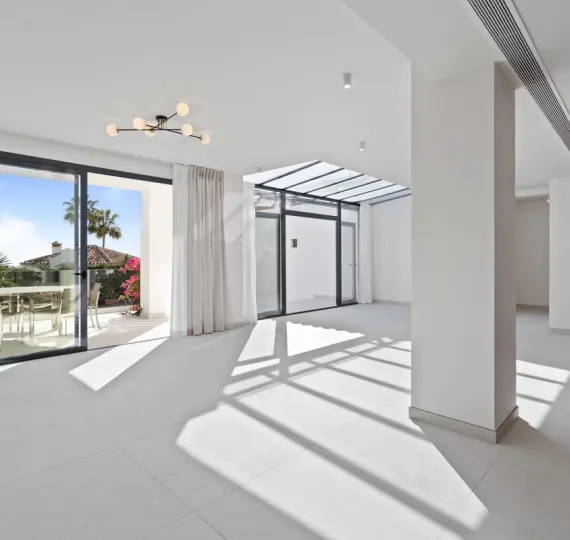 Продажа  отдельно стоящей виллы в Elviria