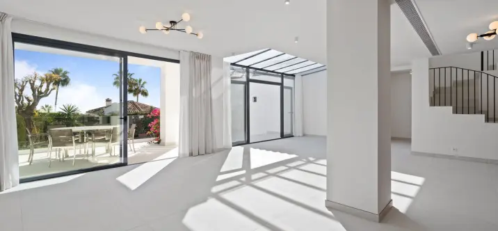 Продажа  отдельно стоящей виллы в Elviria 4