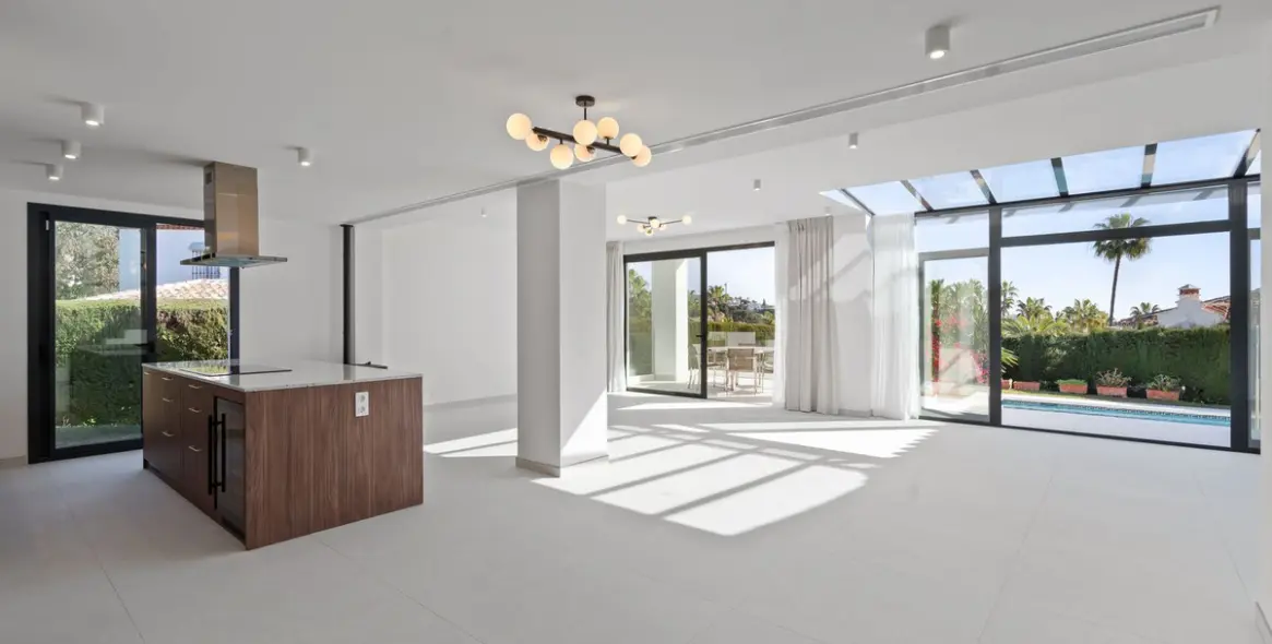 Продажа  отдельно стоящей виллы в Elviria 6