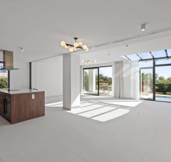 Продажа  отдельно стоящей виллы в Elviria