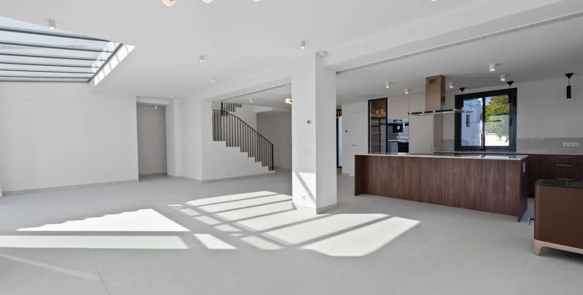 Продажа  отдельно стоящей виллы в Elviria 7