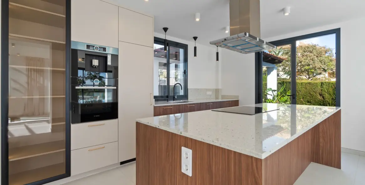 Продажа  отдельно стоящей виллы в Elviria 8