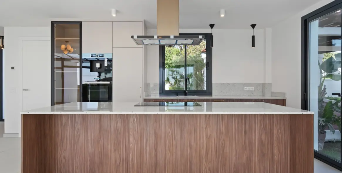 Продажа  отдельно стоящей виллы в Elviria 9