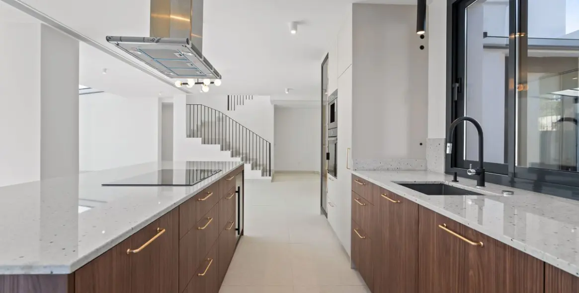 Продажа  отдельно стоящей виллы в Elviria 10