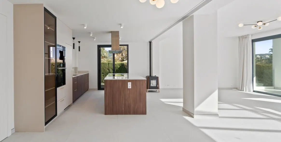 Продажа  отдельно стоящей виллы в Elviria 11