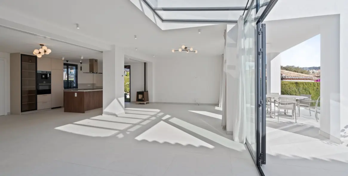 Продажа  отдельно стоящей виллы в Elviria 12