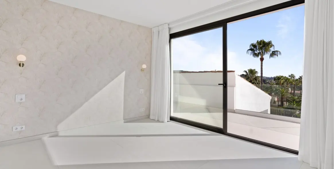 Продажа  отдельно стоящей виллы в Elviria 16