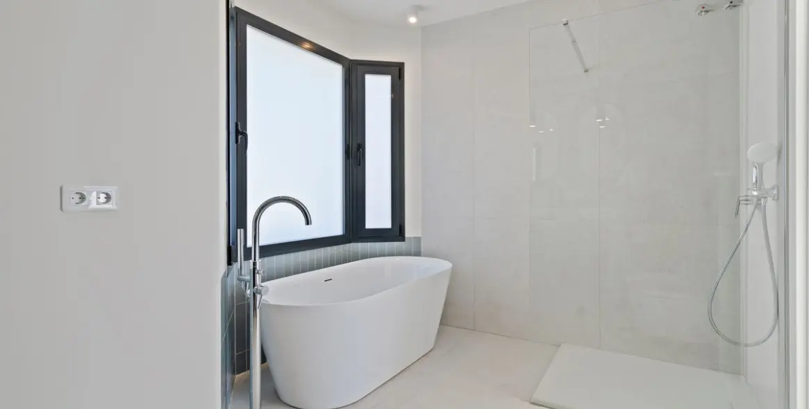 Продажа  отдельно стоящей виллы в Elviria 18