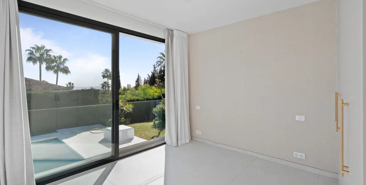 Продажа  отдельно стоящей виллы в Elviria 20