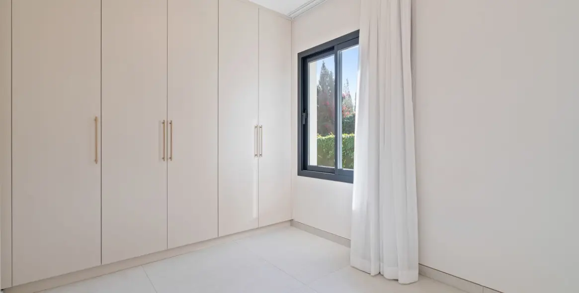 Продажа  отдельно стоящей виллы в Elviria 24