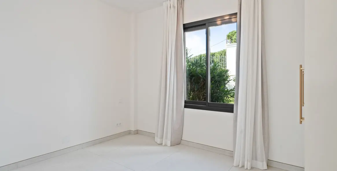 Продажа  отдельно стоящей виллы в Elviria 26