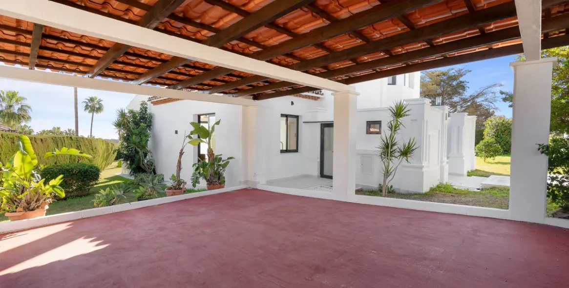 Продажа  отдельно стоящей виллы в Elviria 29