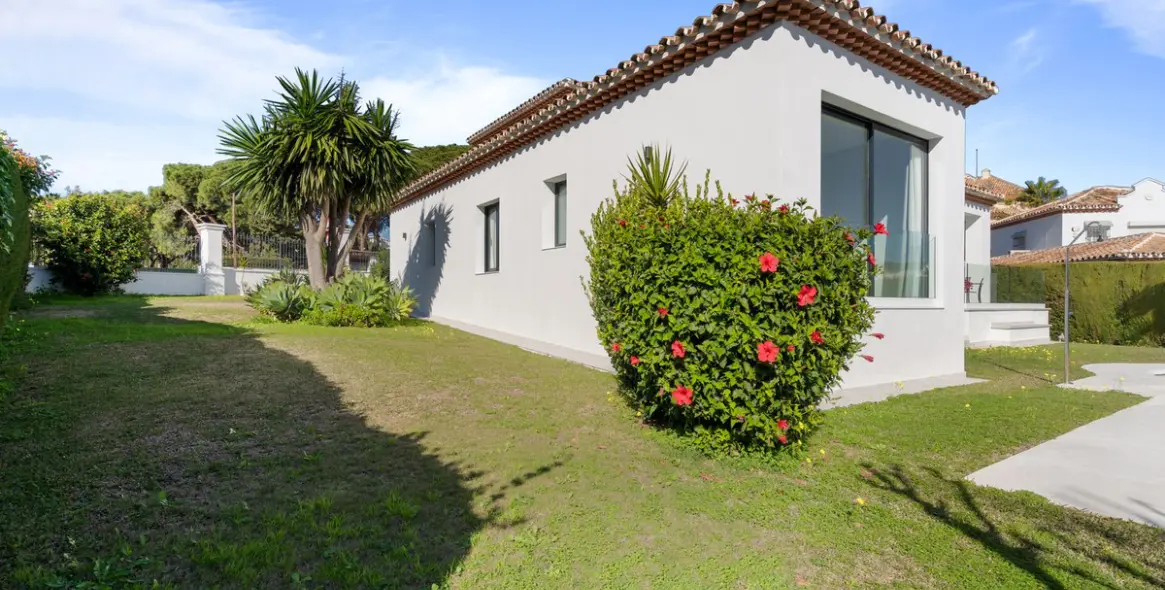 Продажа  отдельно стоящей виллы в Elviria 32