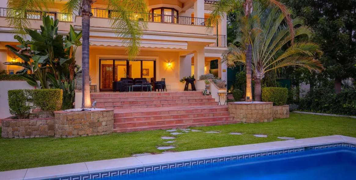 Sale of detached villa in Benahavís (district Los Arqueros) 1