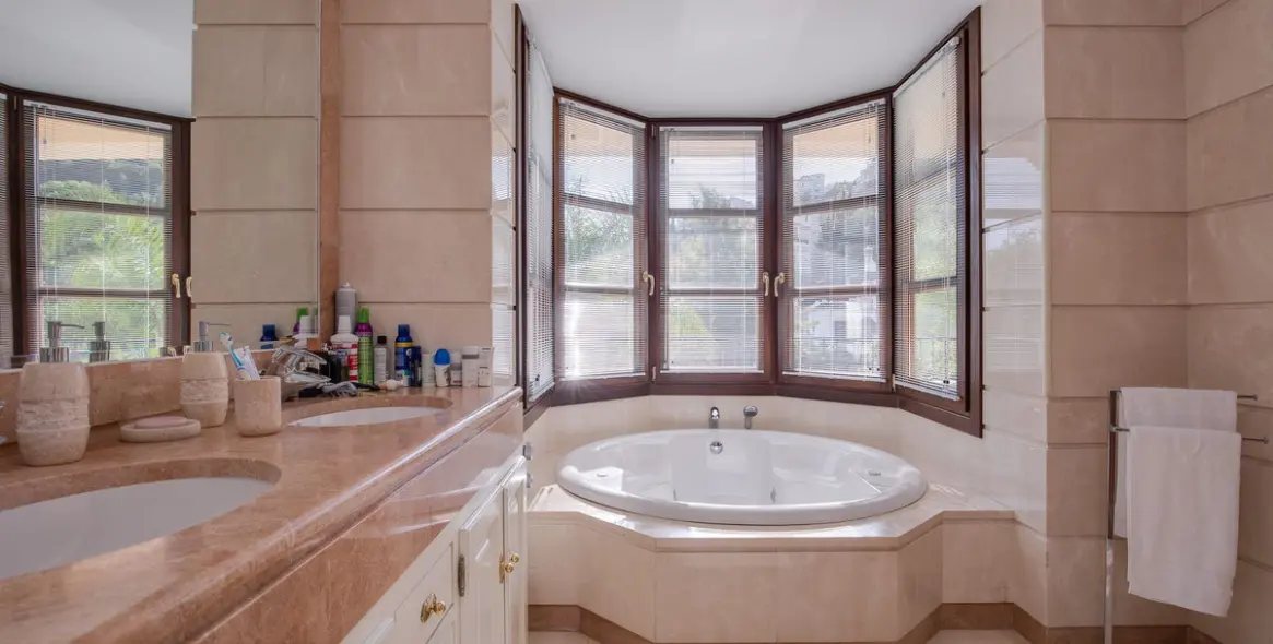 Продажа  отдельно стоящей виллы в Los Arqueros 25