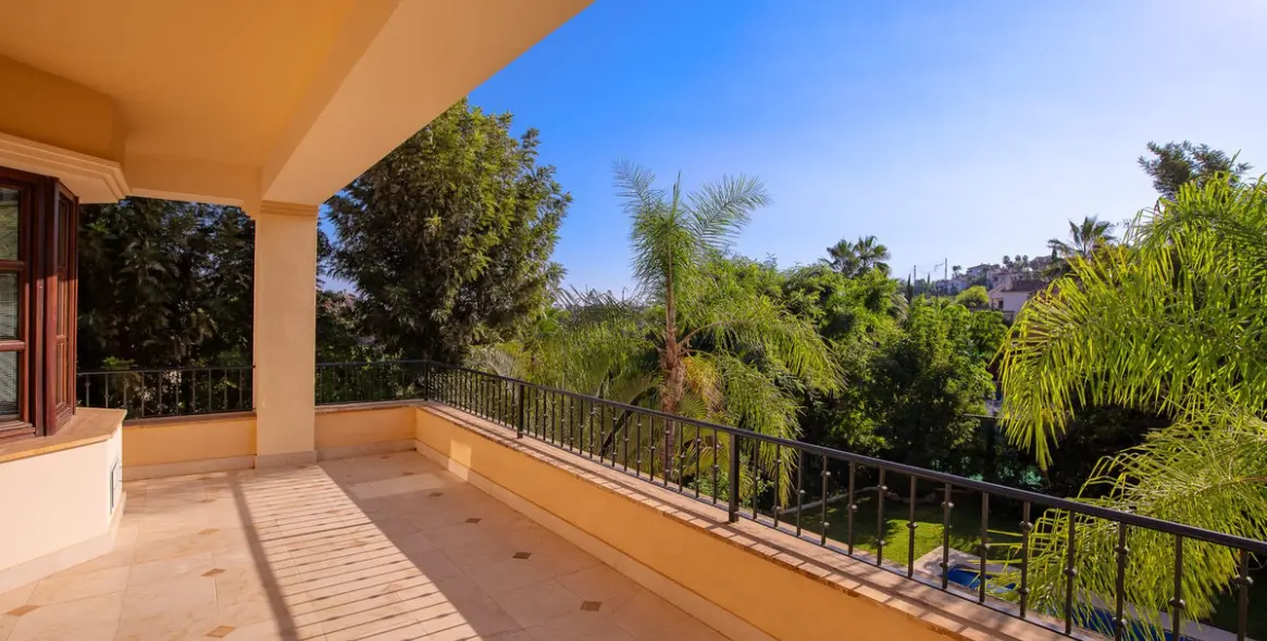 Продажа  отдельно стоящей виллы в Los Arqueros 32