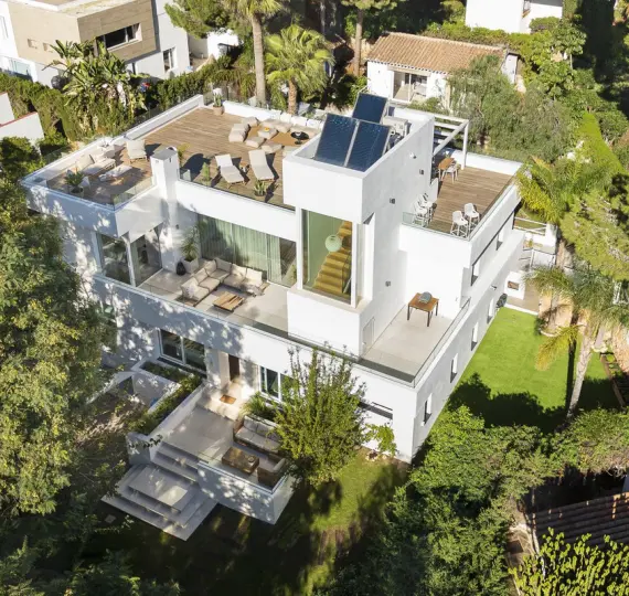 Venta de villa independiente en Nueva Andalucía