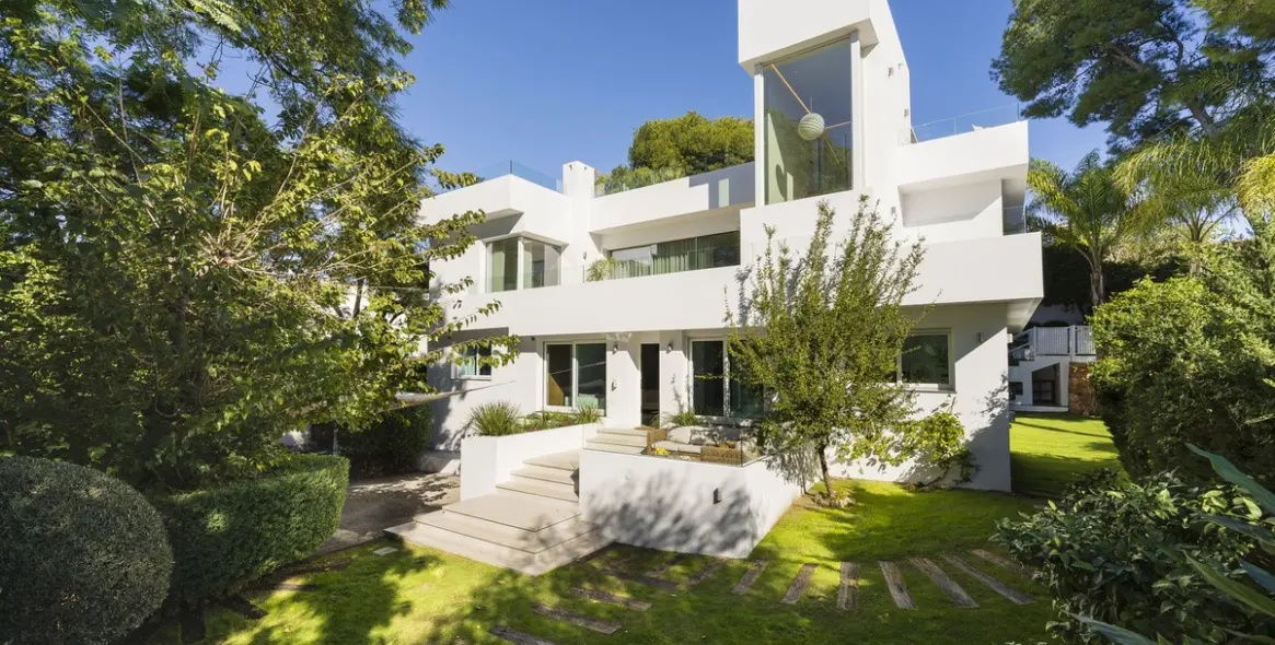 Venta de villa independiente en Nueva Andalucía 3