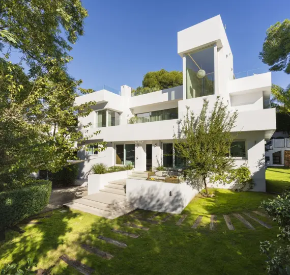 Venta de villa independiente en Nueva Andalucía